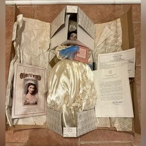 NIB Franklin Mint Scarlett Wedding Dress Doll Stand, Shipper & Papers